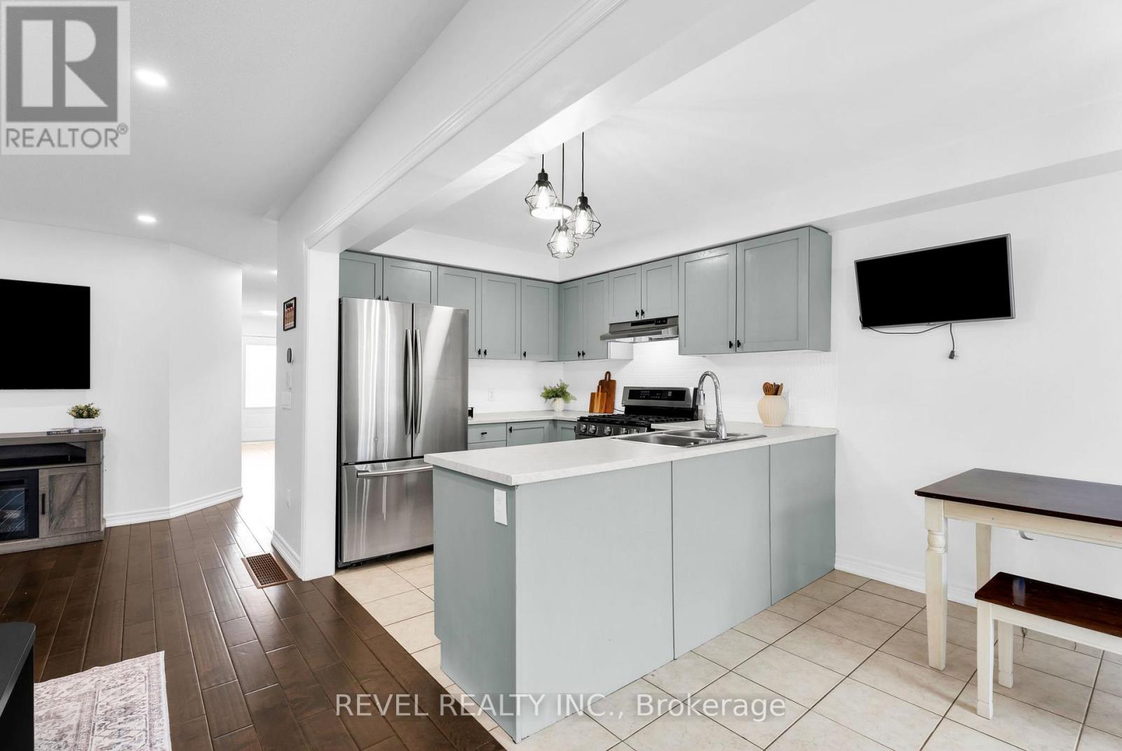 824 COOK CRESCENT - 8
