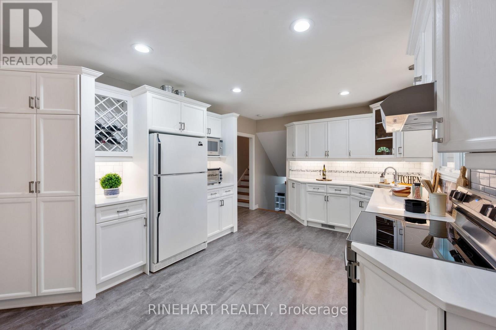 2 LLOYD MANOR CRESCENT - Image 10