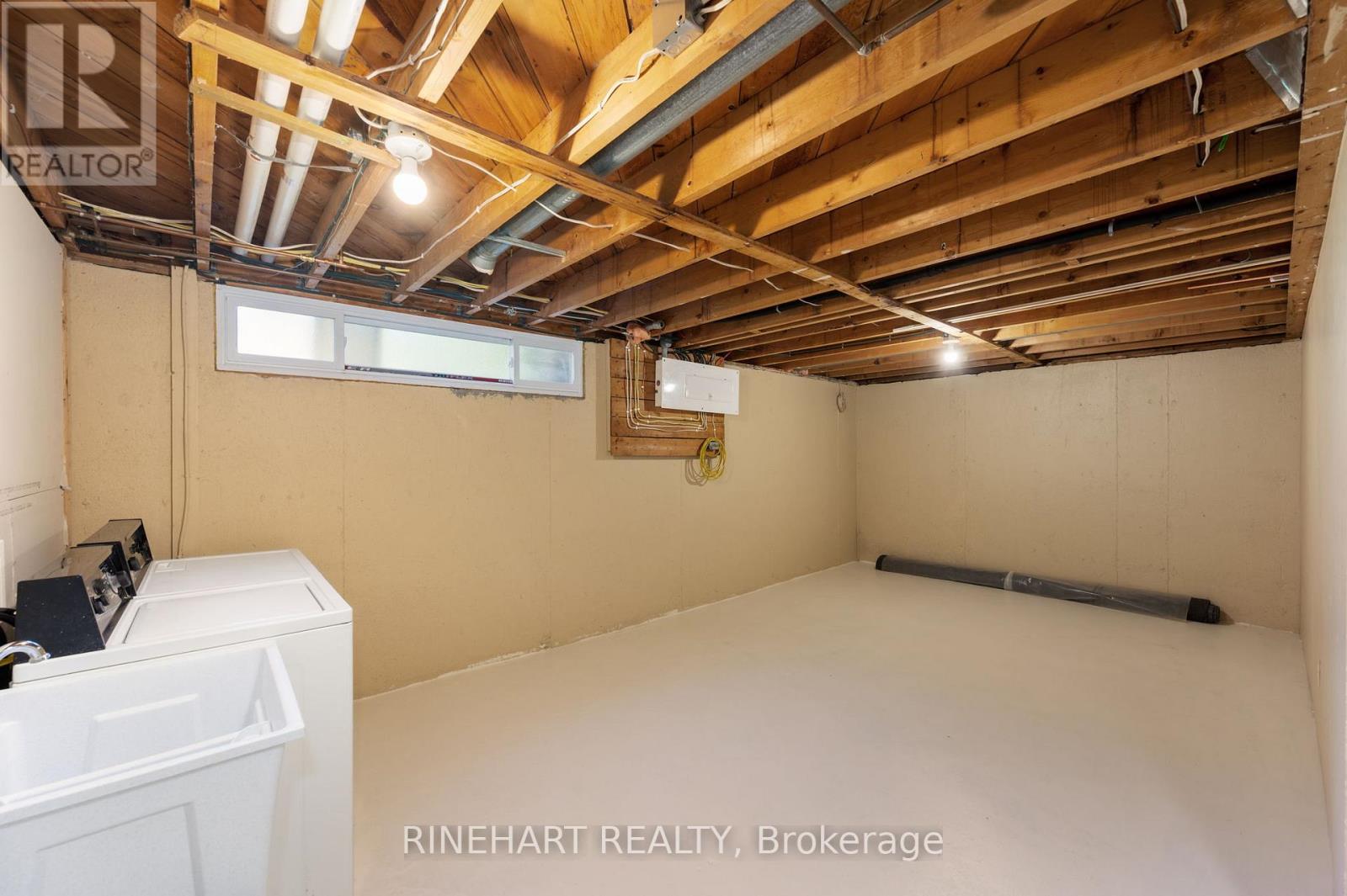 2 LLOYD MANOR CRESCENT - Image 24