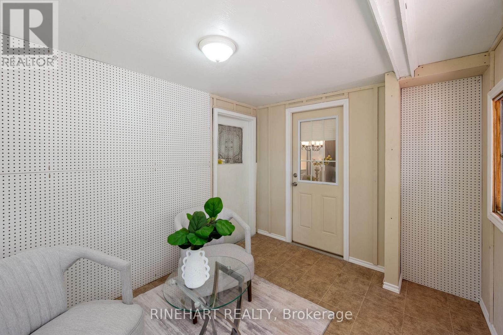 2 LLOYD MANOR CRESCENT - Image 29