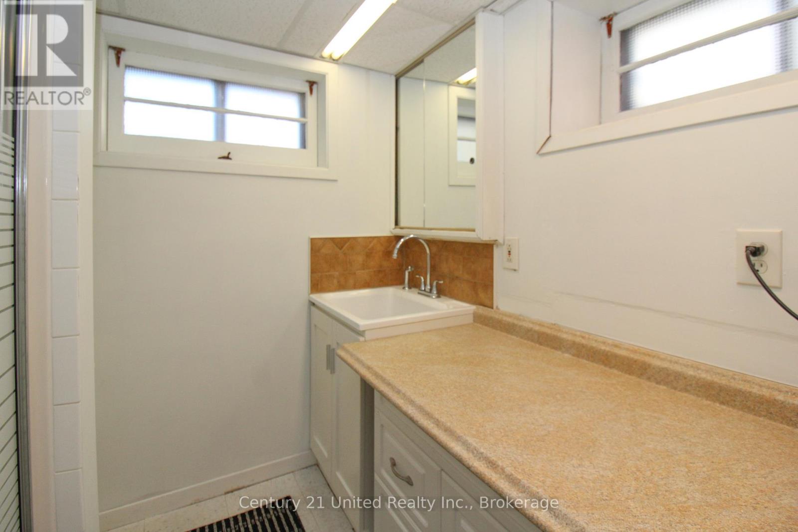 819 ARGYLE STREET - 39