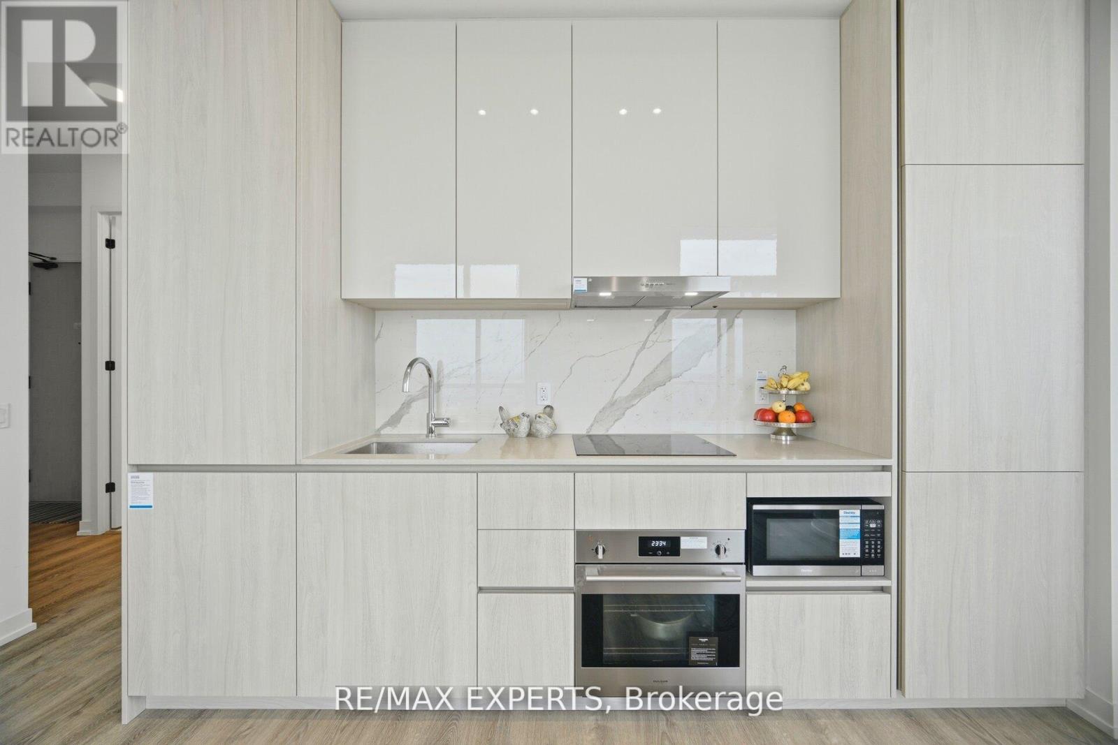 #2702 8 INTERCHANGE WAY - 18