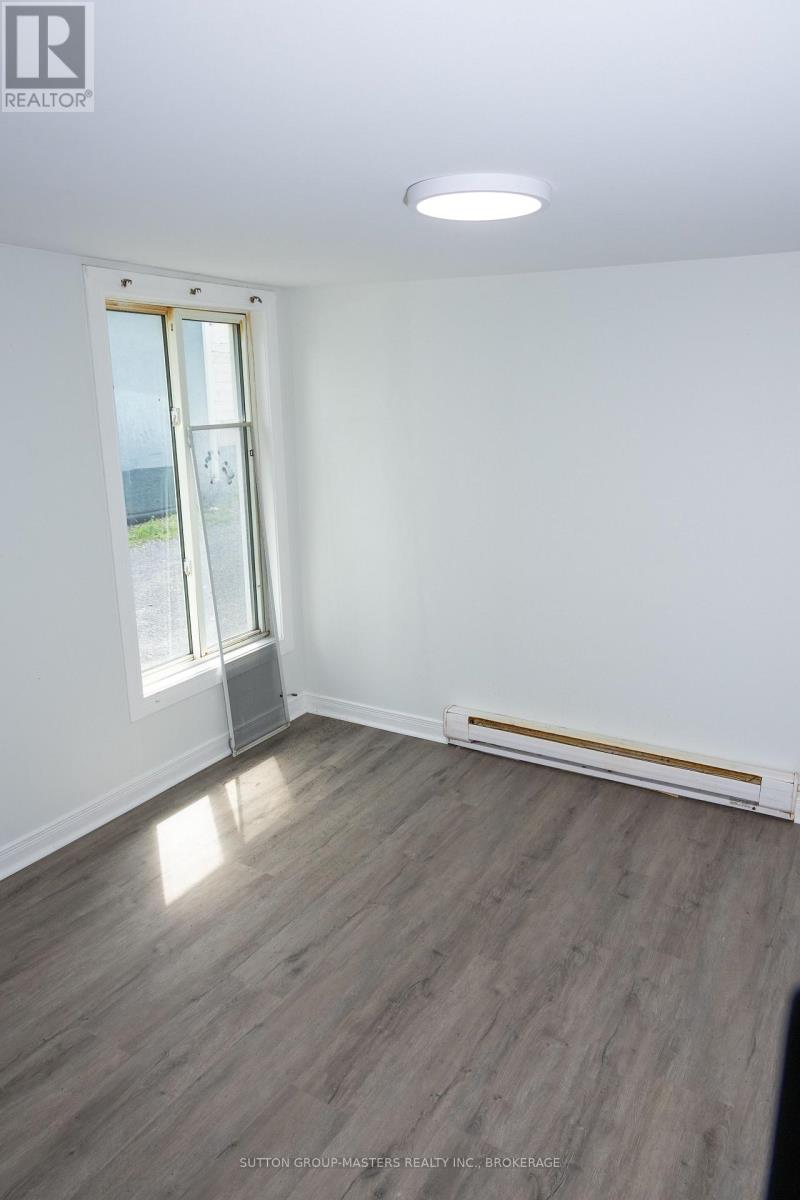 688 MONTREAL STREET - 4