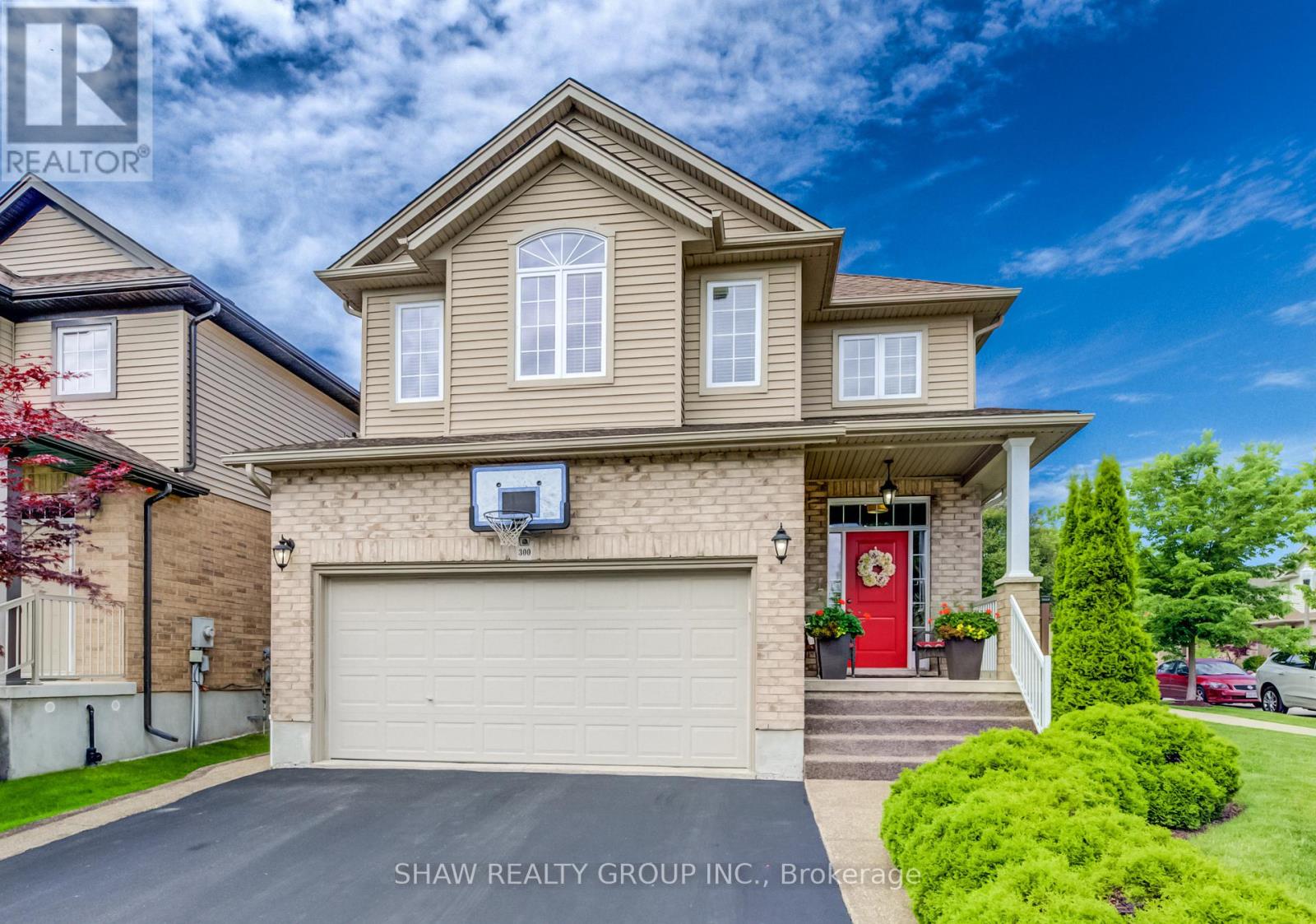 300 WATERVALE CRESCENT - 1