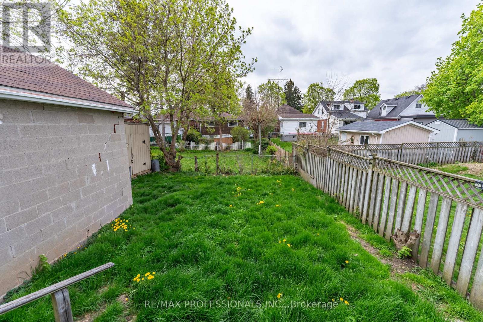 62 STRATHCONA AVENUE - 10