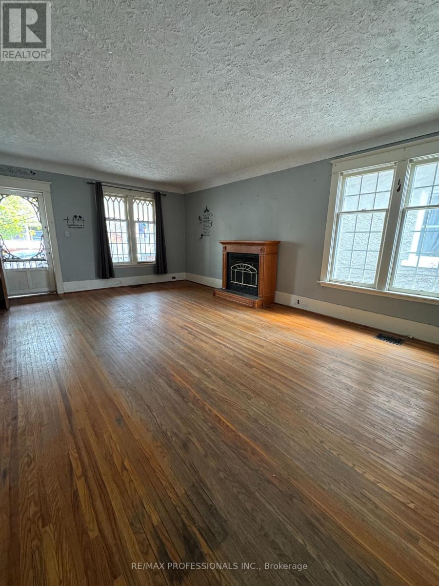 62 STRATHCONA AVENUE - 7