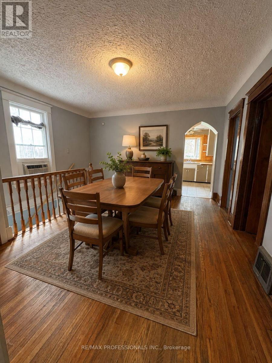 62 STRATHCONA AVENUE - 8