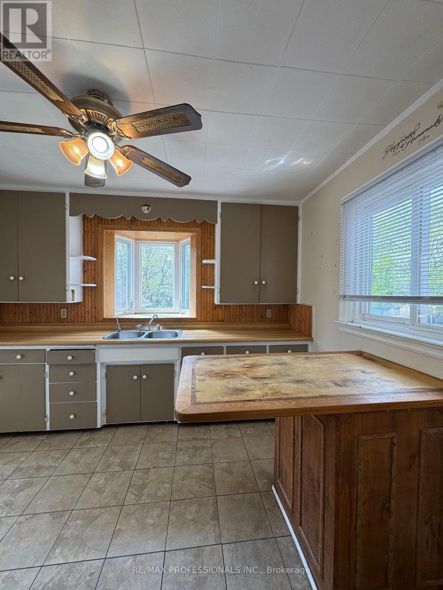 62 STRATHCONA AVENUE - 9
