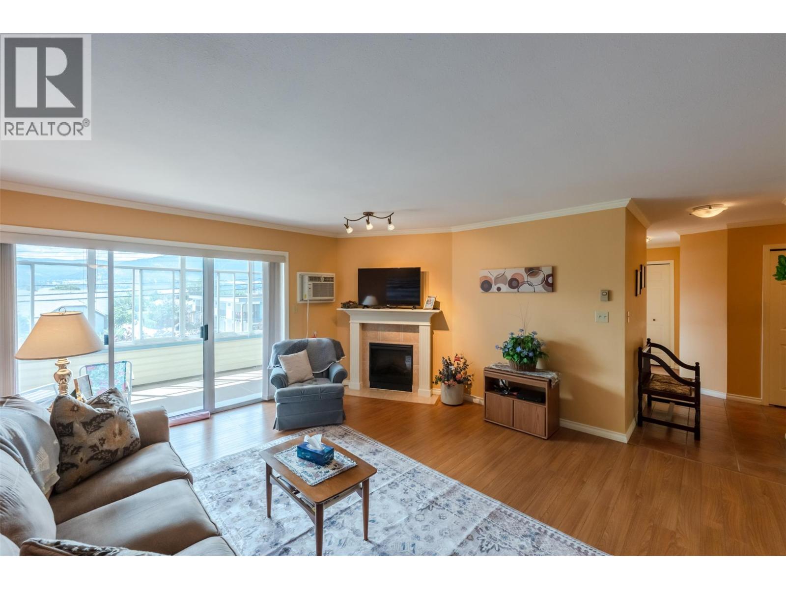 #203 965 King Street - 2