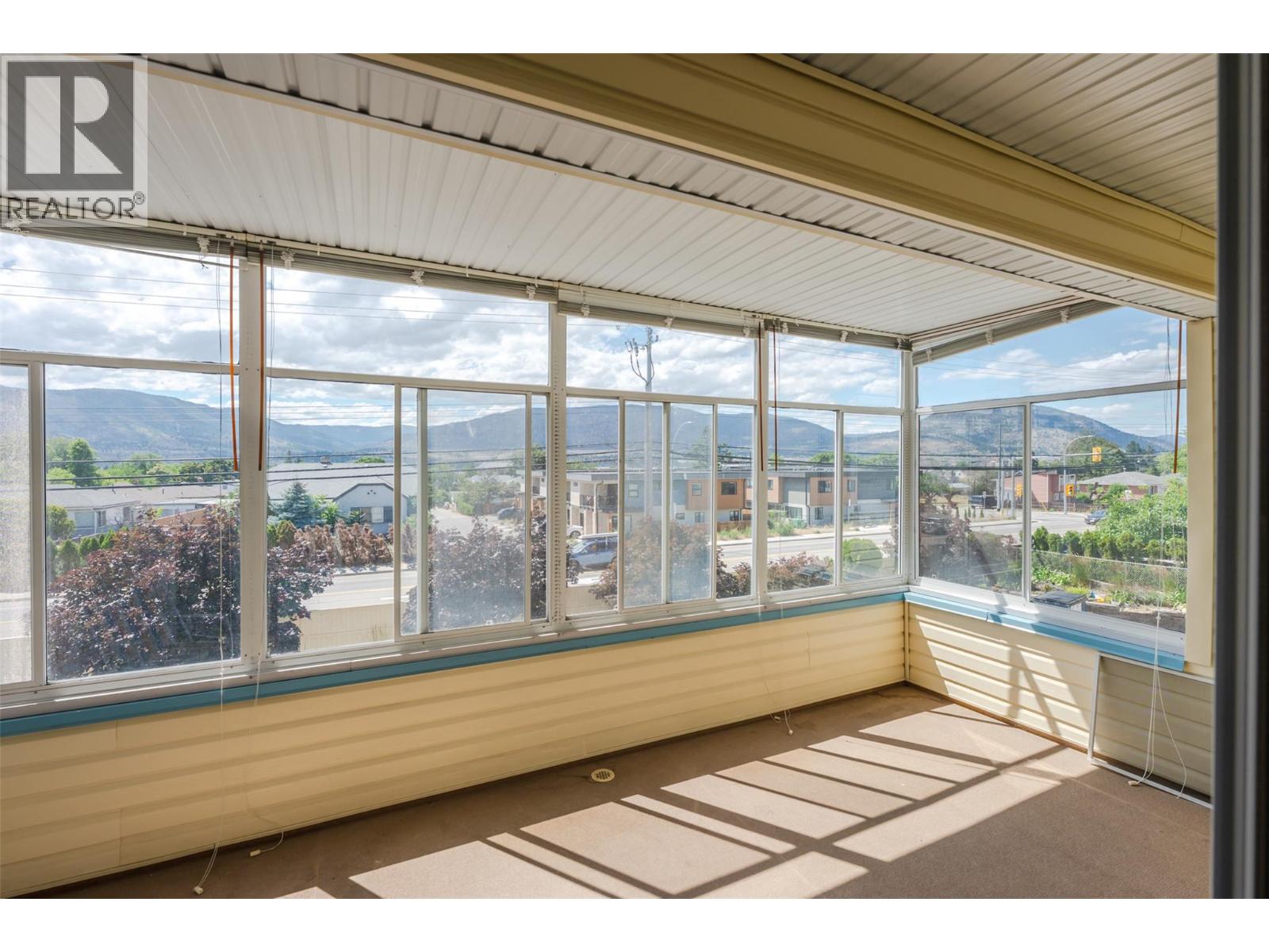 #203 965 King Street - 28