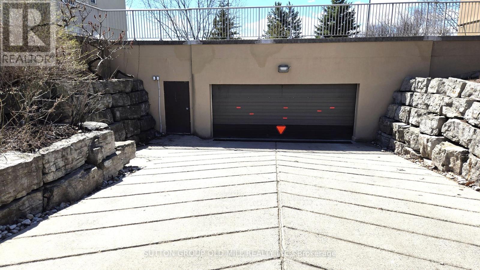 #208 1470 BISHOPS GATE - 22