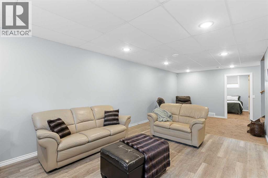 32 Ministikwan Road - 33