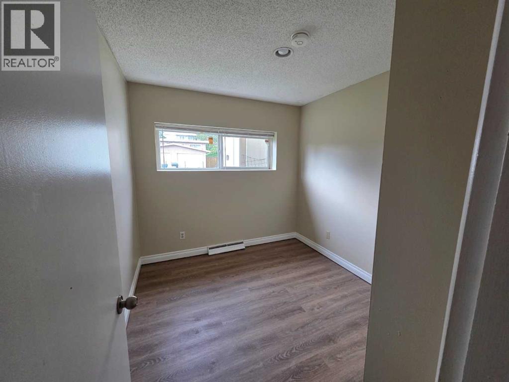 638, 640 68 Avenue SW - 18