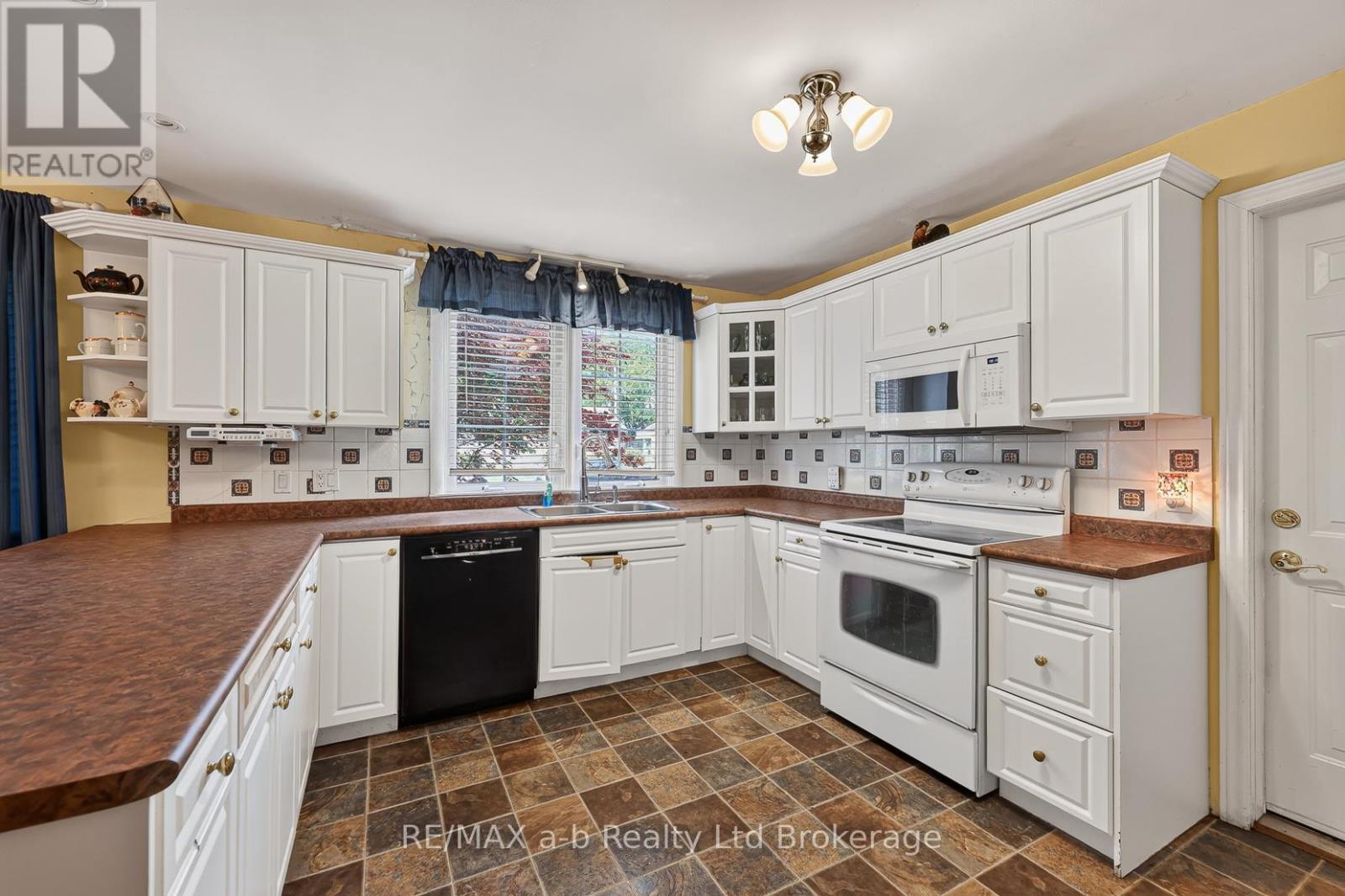 61 PARKWOOD DRIVE - 29