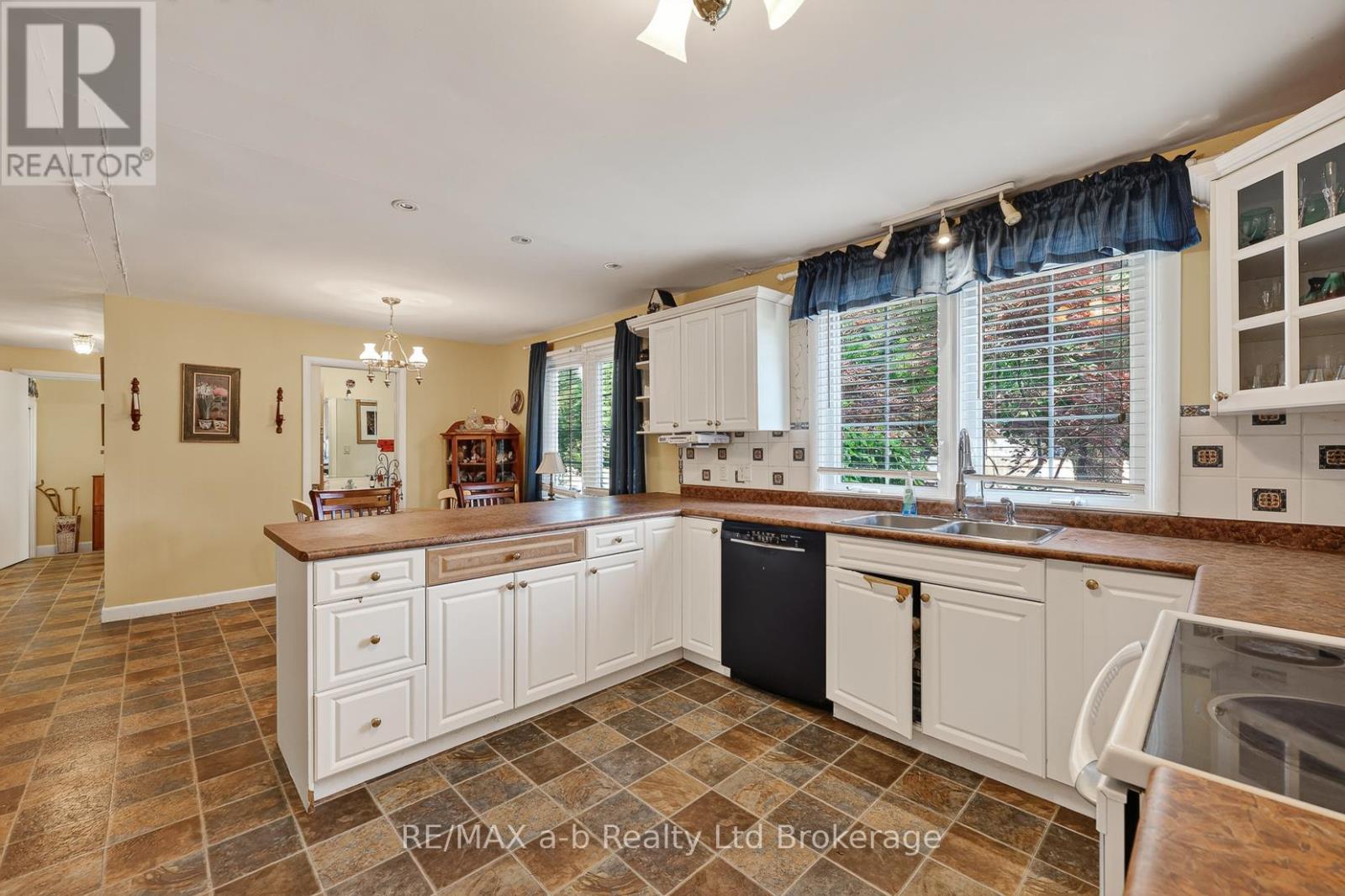 61 PARKWOOD DRIVE - 30