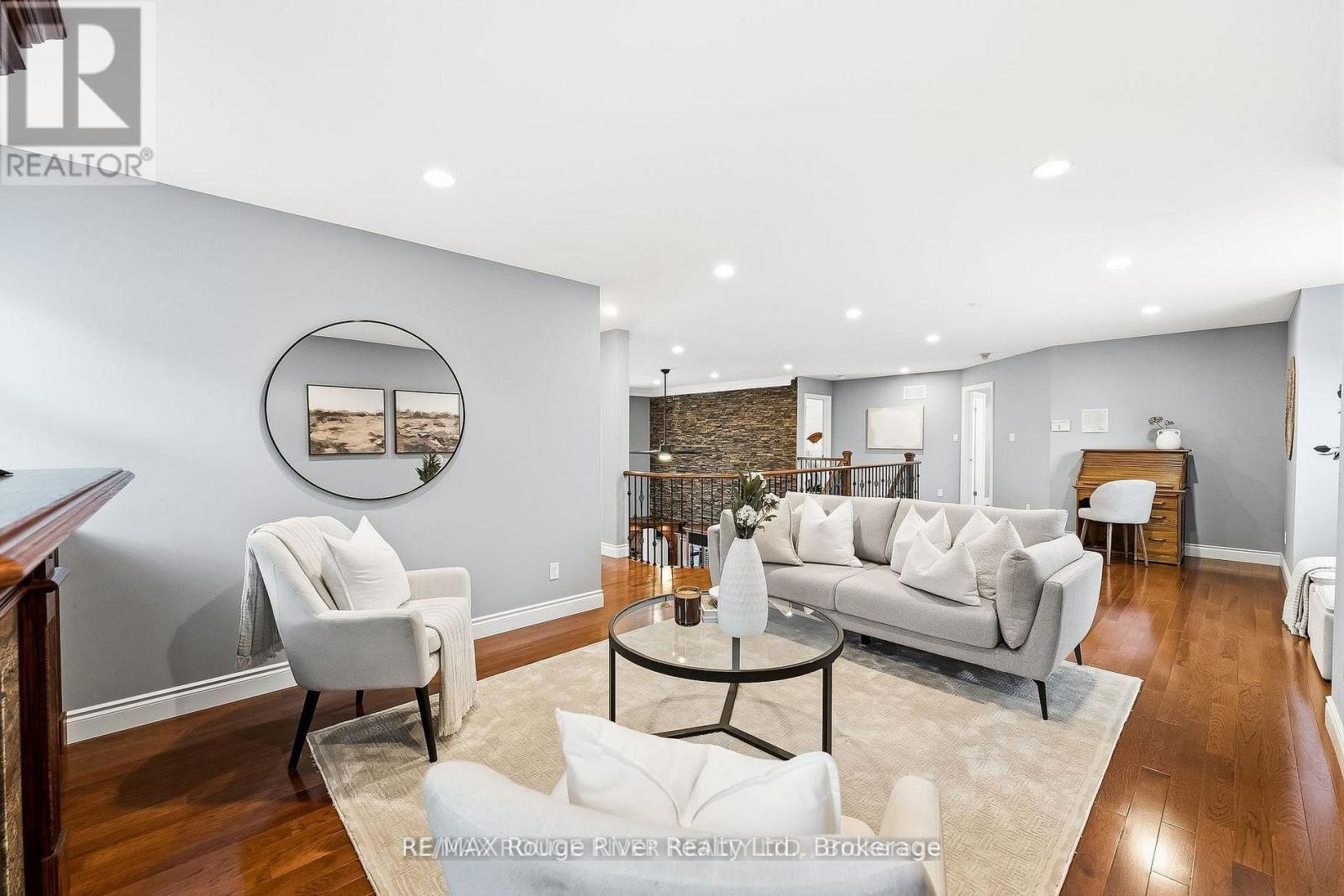 30 HANOVER COURT - 28
