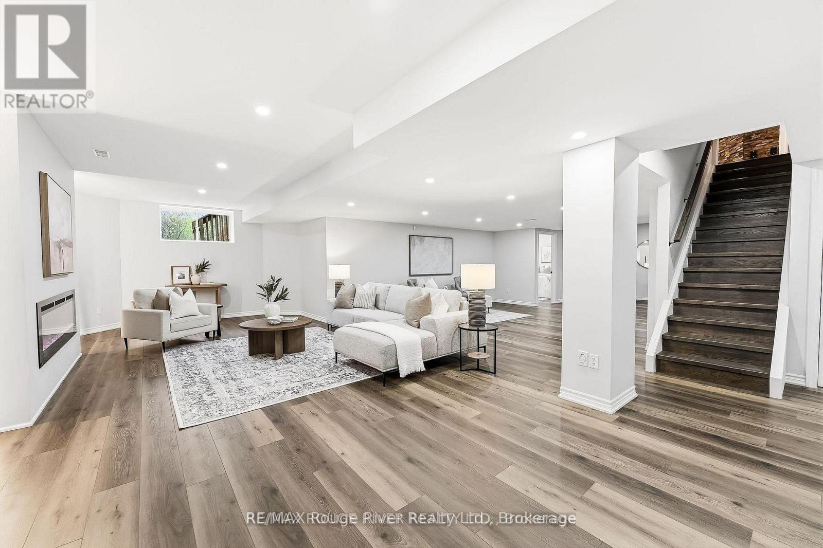 30 HANOVER COURT - 34