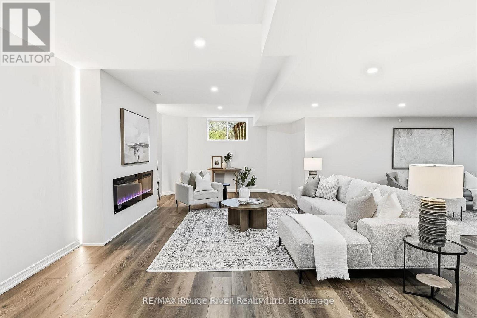 30 HANOVER COURT - 35