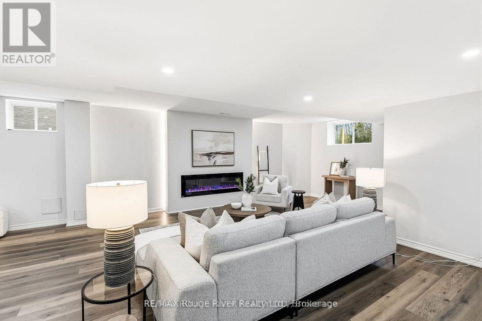 30 HANOVER COURT - 36