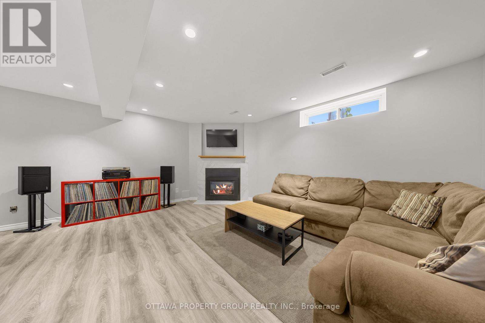 13 BENTBROOK CRESCENT - 12