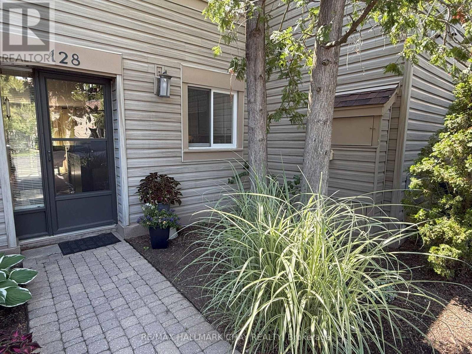 #18 128 ESCARPMENT CRESCENT - 1