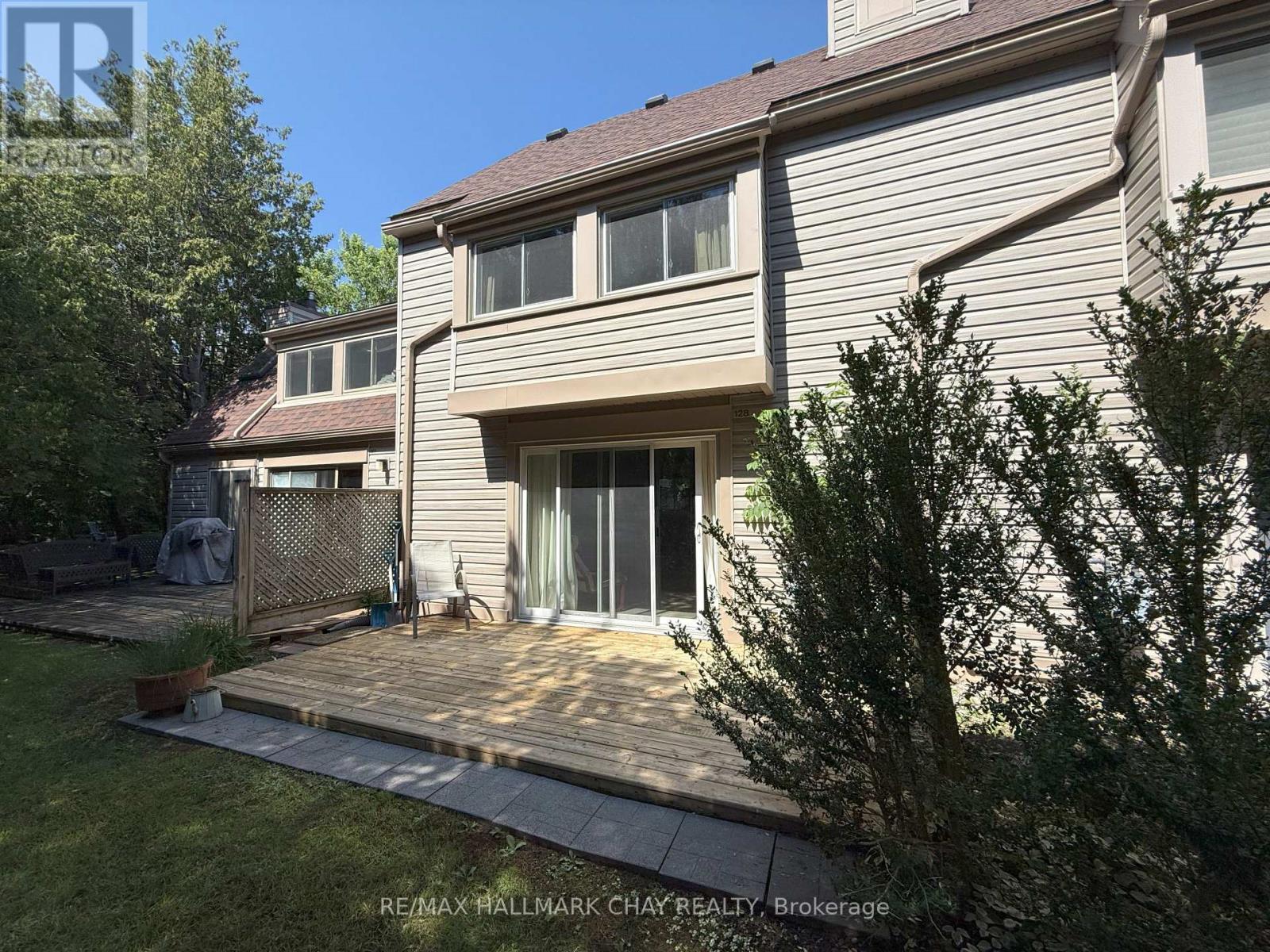 #18 128 ESCARPMENT CRESCENT - 16