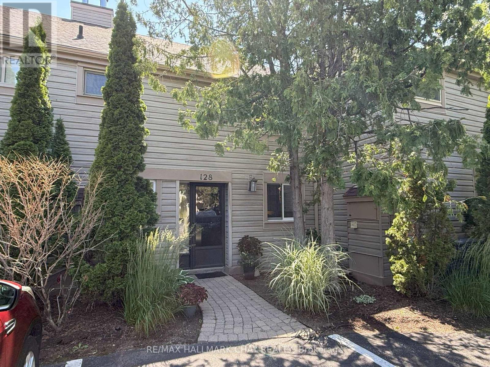 #18 128 ESCARPMENT CRESCENT - 2