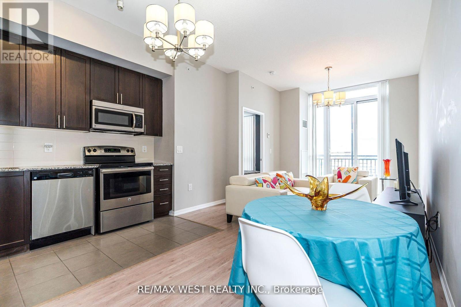 #803 830 LAWRENCE AVENUE - 10