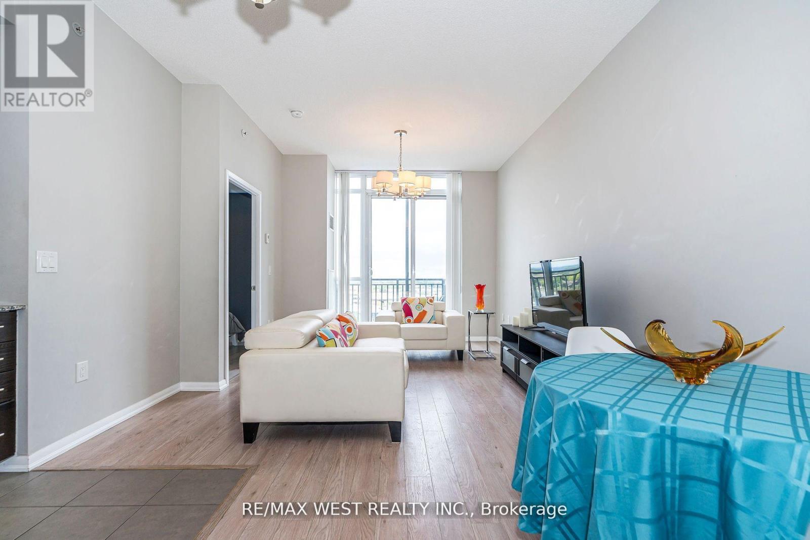 #803 830 LAWRENCE AVENUE - 11