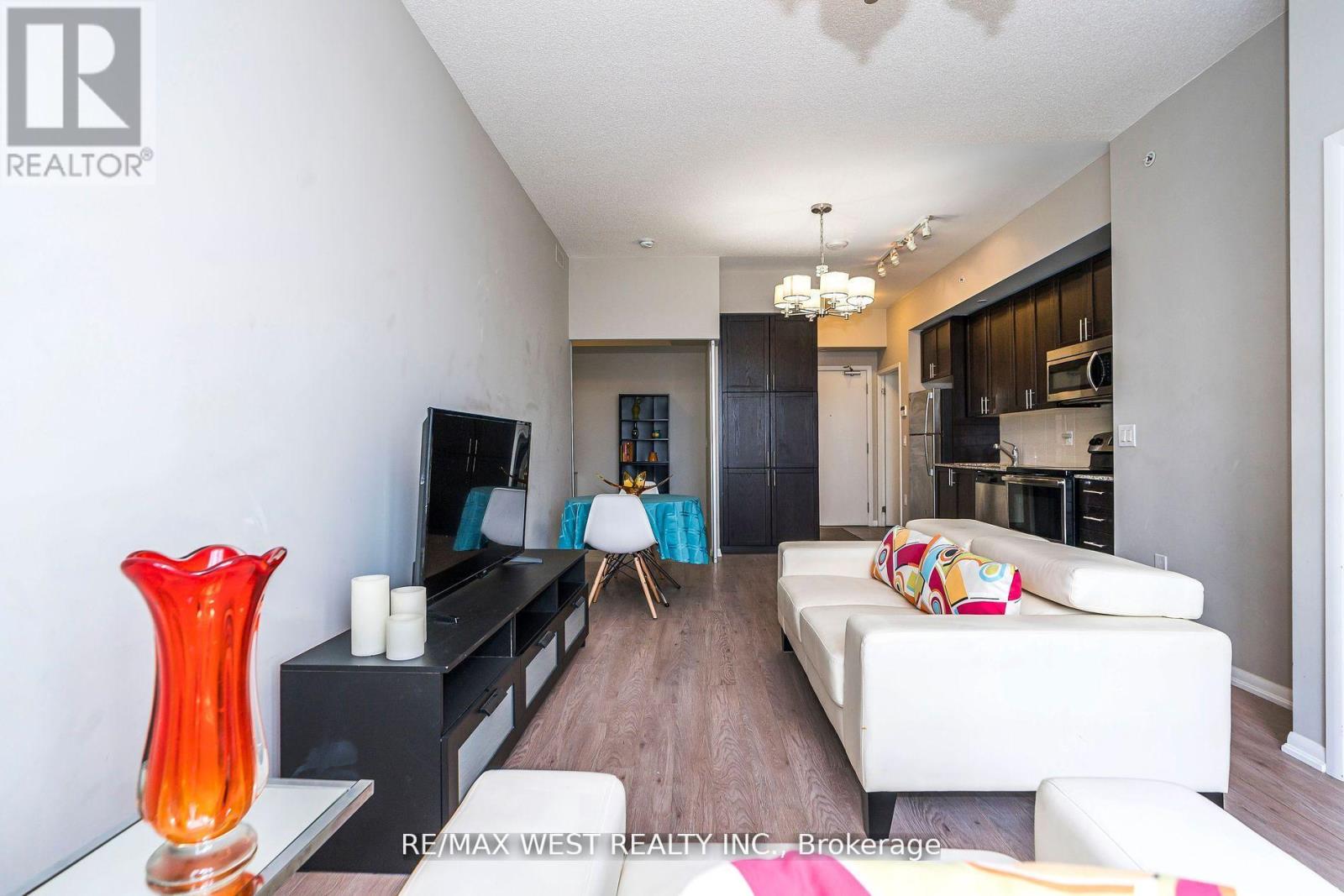 #803 830 LAWRENCE AVENUE - 13