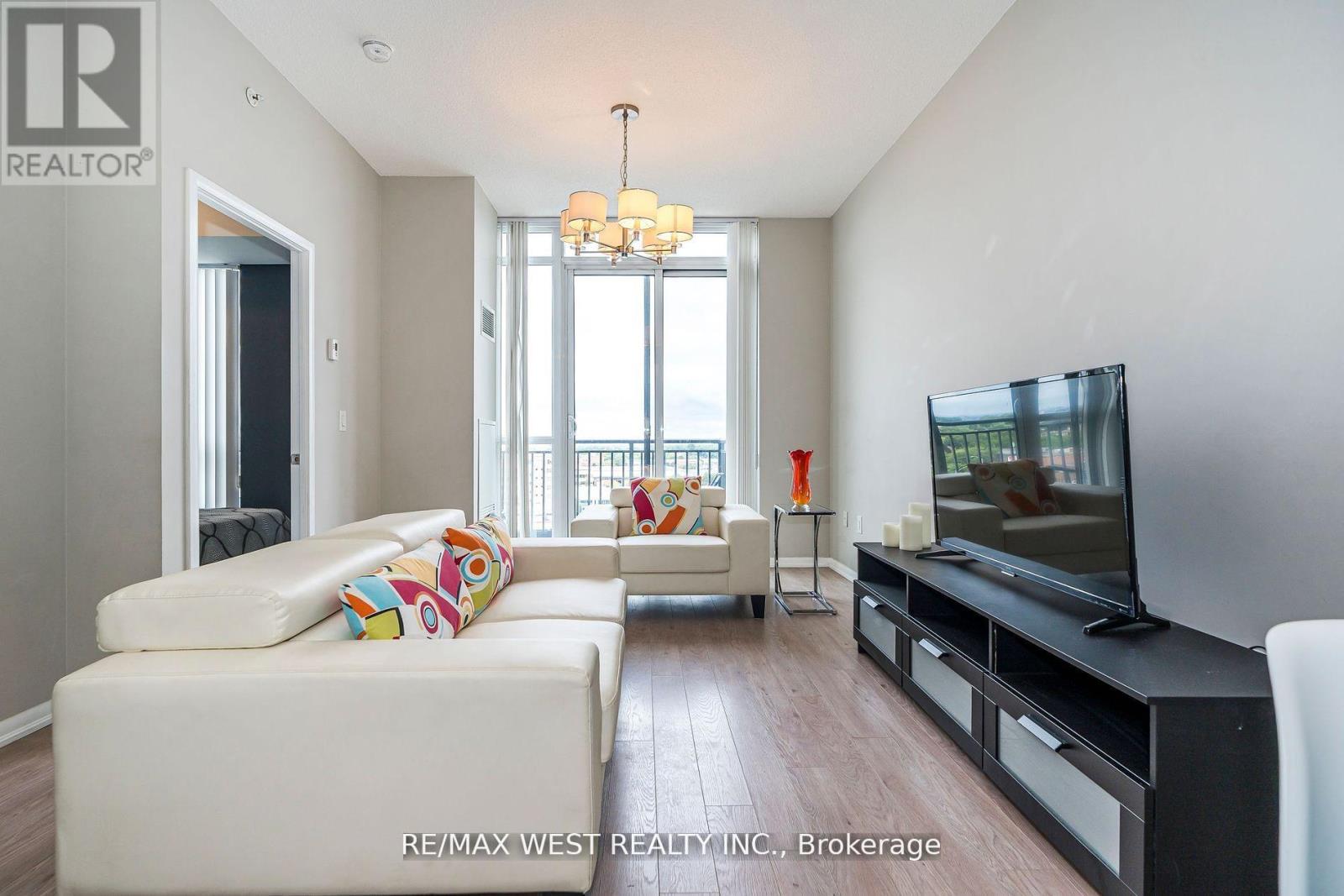 #803 830 LAWRENCE AVENUE - 14