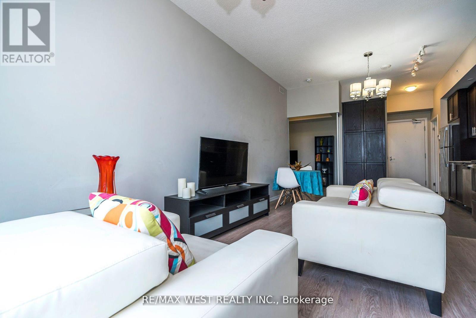 #803 830 LAWRENCE AVENUE - 15