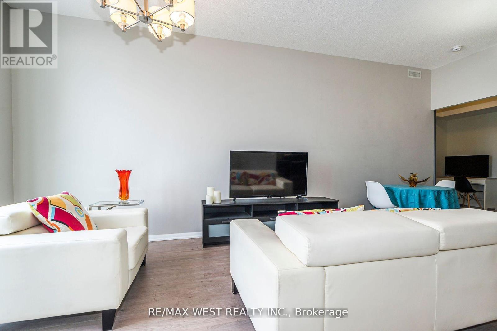 #803 830 LAWRENCE AVENUE - 16