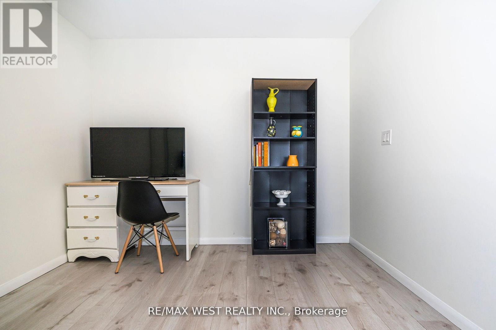 #803 830 LAWRENCE AVENUE - 22