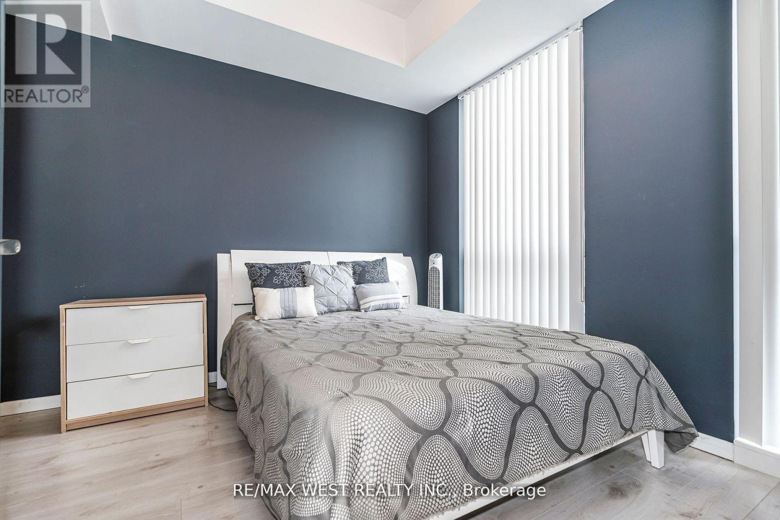 #803 830 LAWRENCE AVENUE - 25