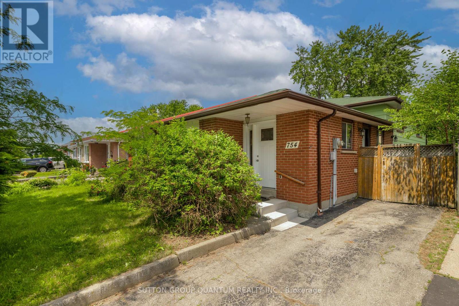 754 EAGLEMOUNT CRESCENT - 1