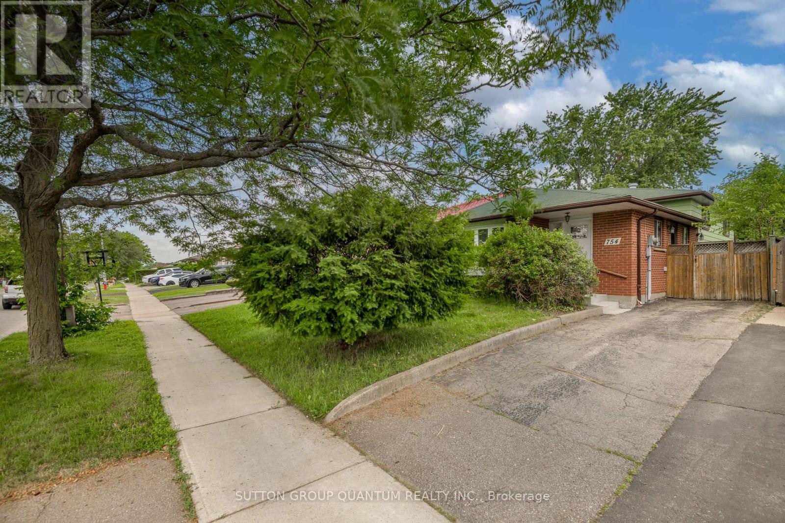 754 EAGLEMOUNT CRESCENT - 2