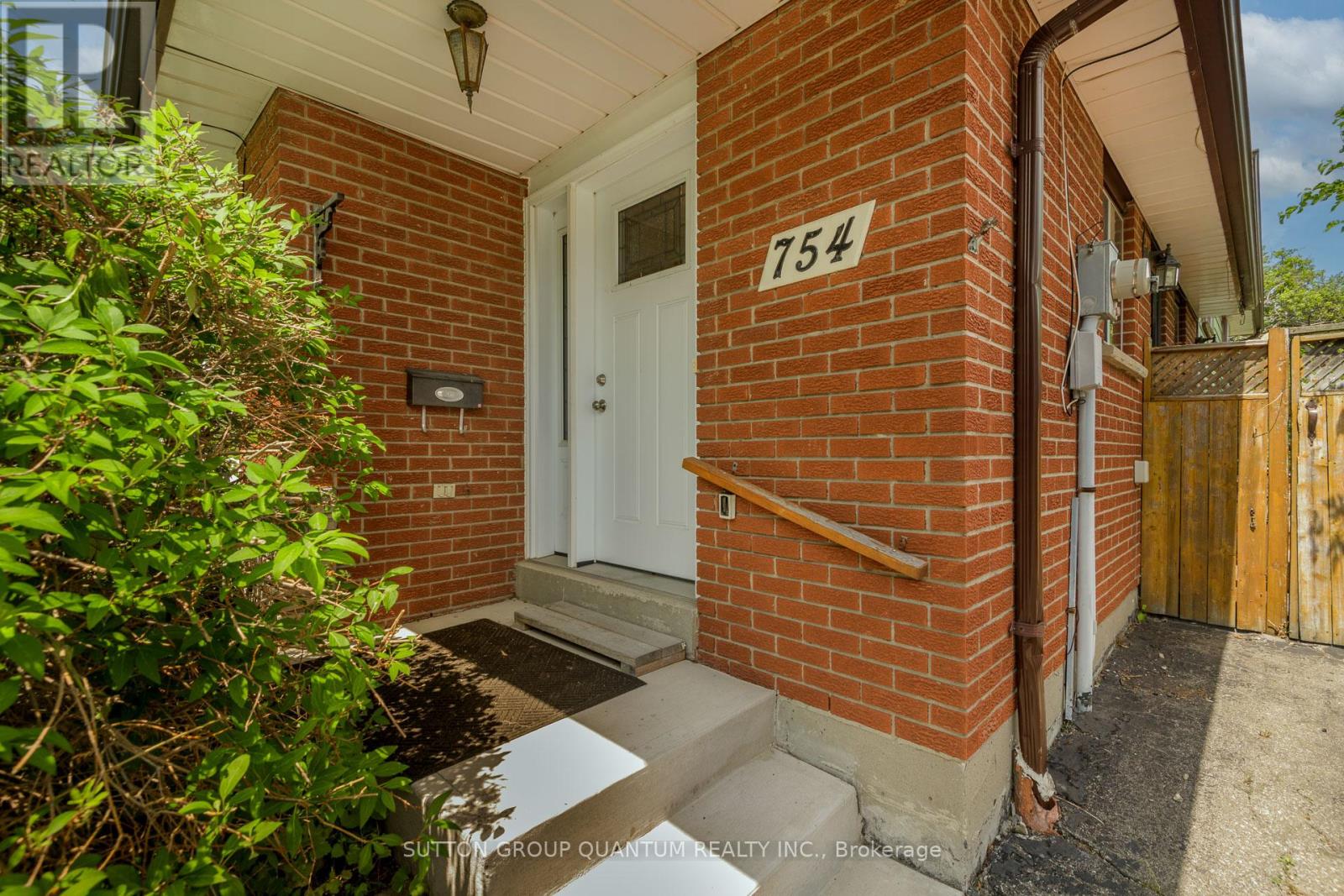 754 EAGLEMOUNT CRESCENT - 4