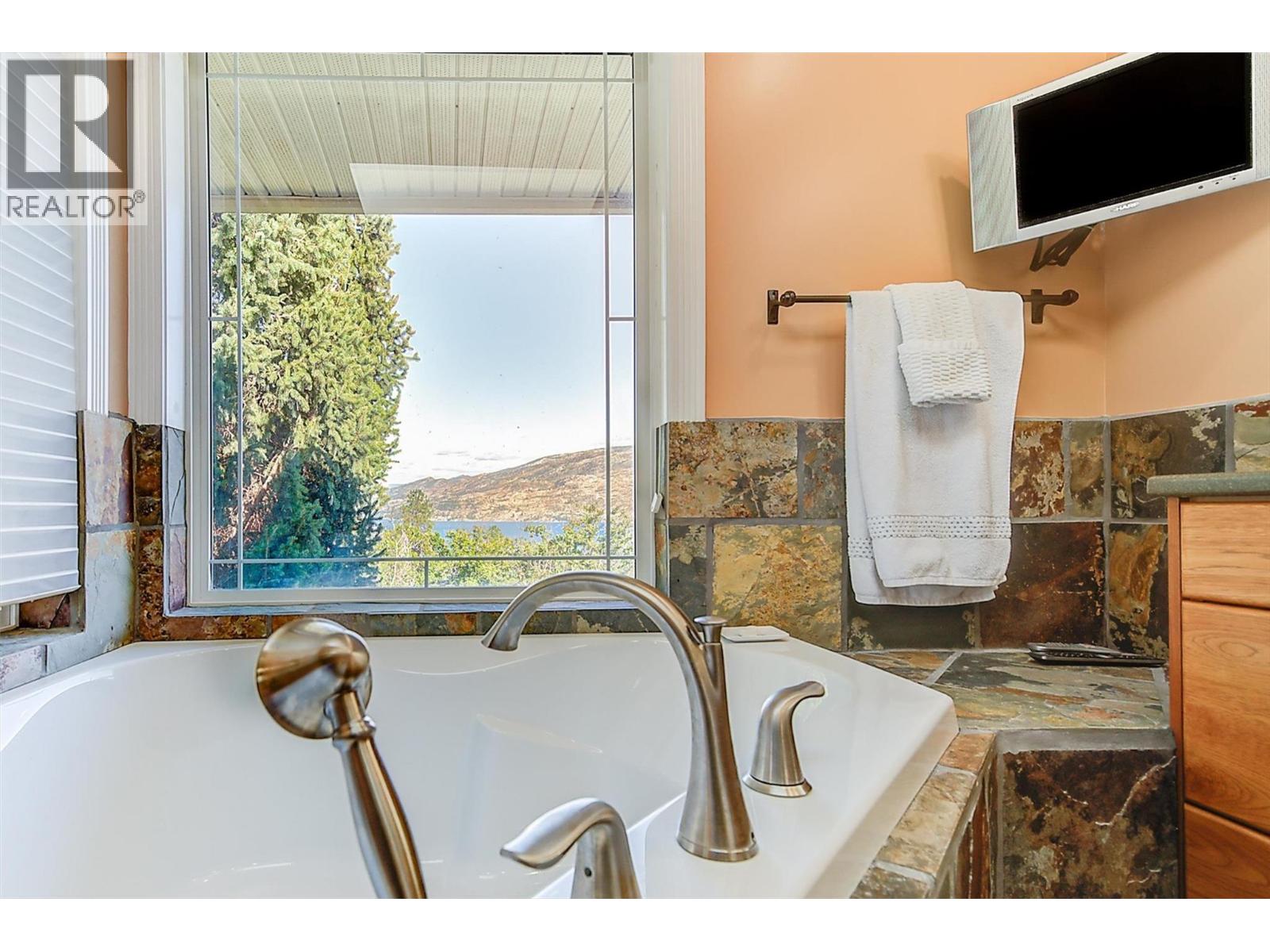 6101 Lipsett Avenue - 30