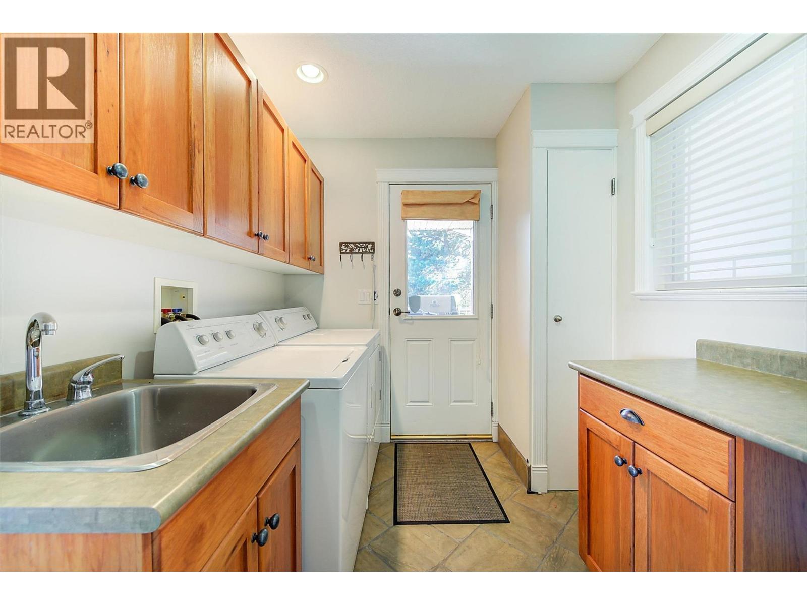 6101 Lipsett Avenue - 39