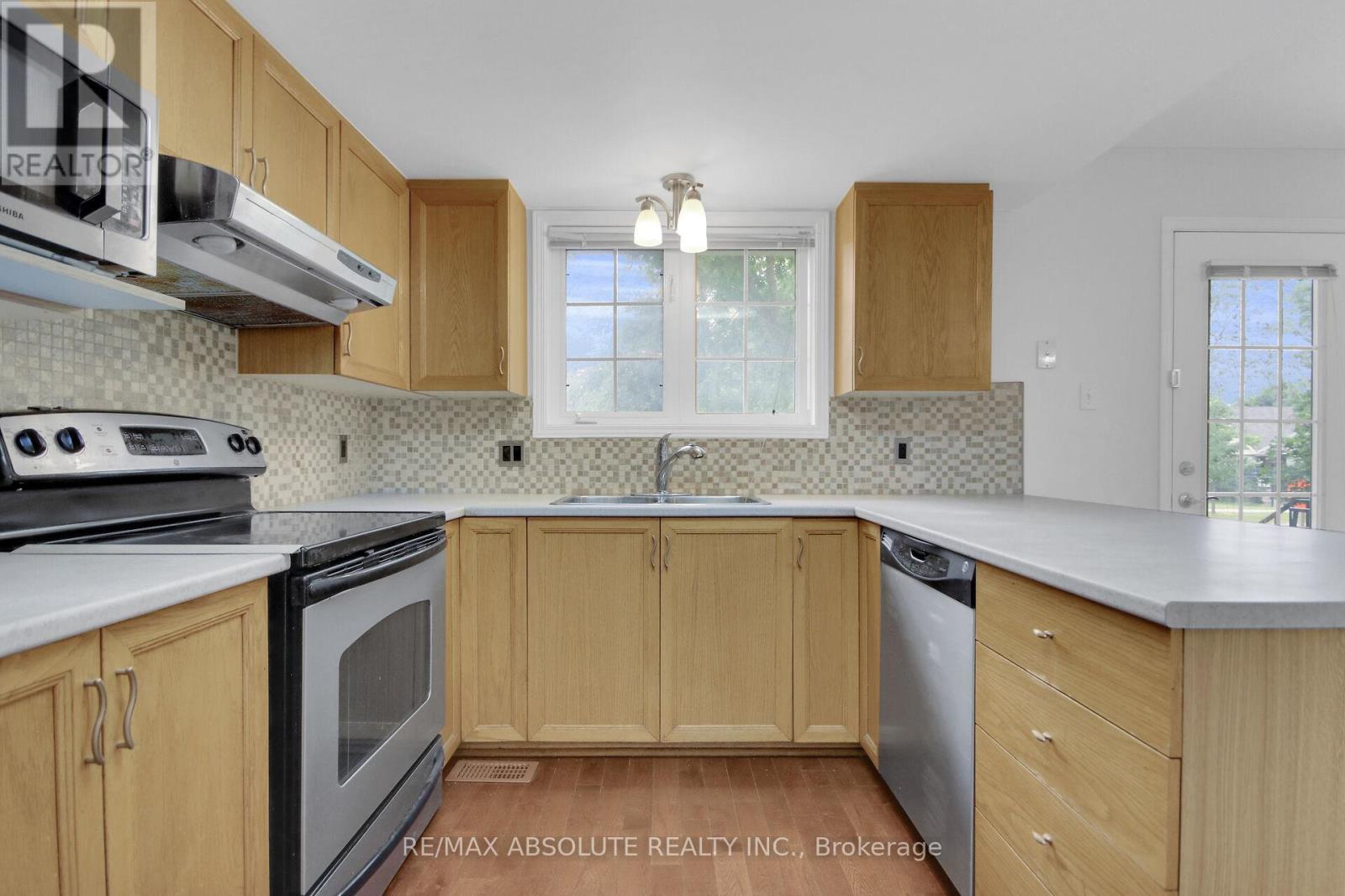 8 RIVERBANK COURT - 10