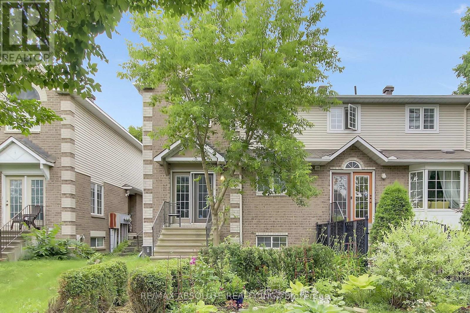 8 RIVERBANK COURT - 33