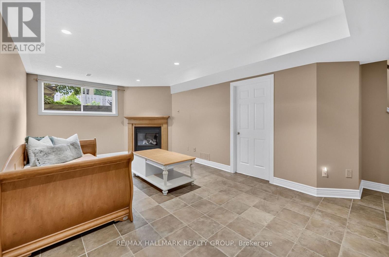 615 AQUAVIEW DRIVE - 28