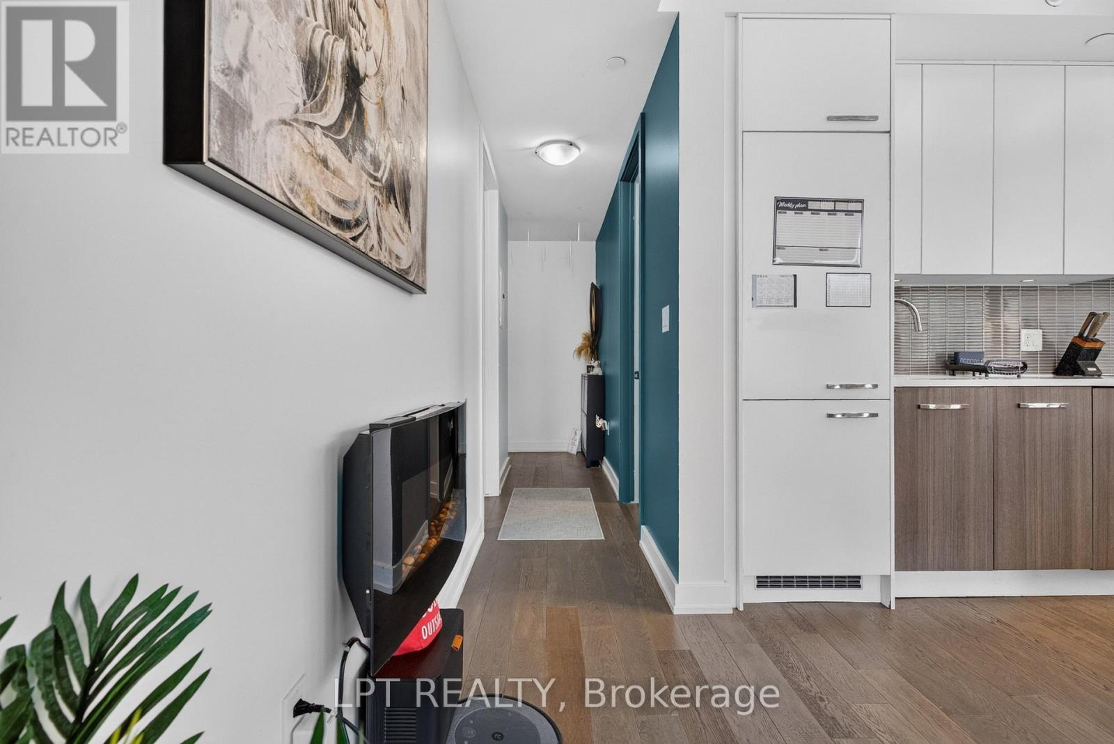 #307 111 CHAMPAGNE AVENUE S - 21
