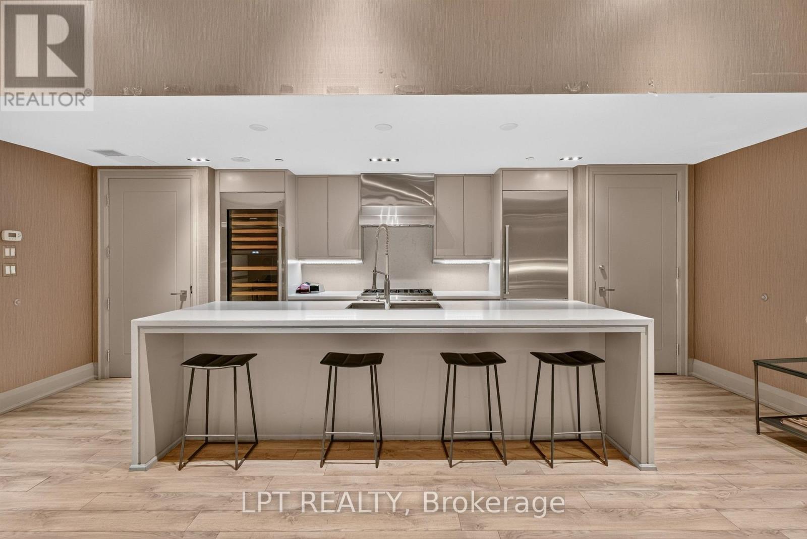 #307 111 CHAMPAGNE AVENUE S - 28