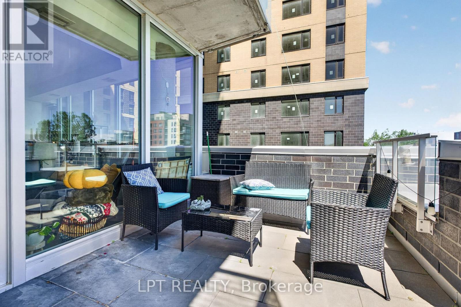 #307 111 CHAMPAGNE AVENUE S - 37