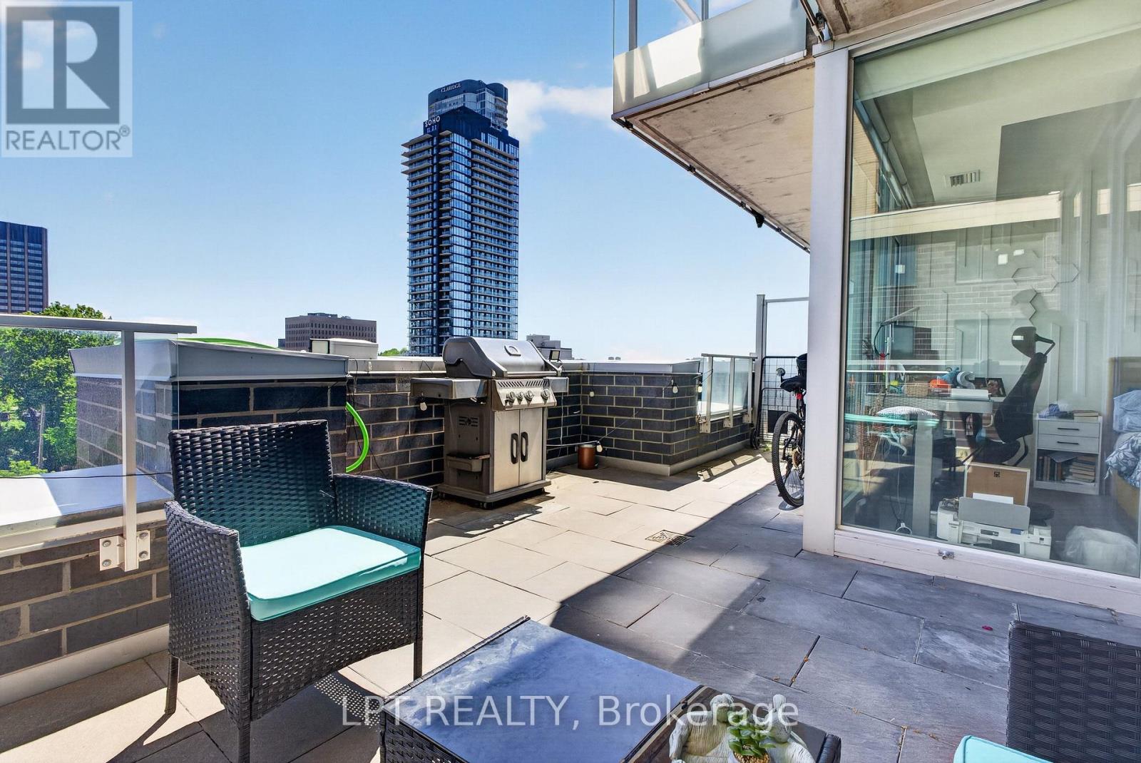#307 111 CHAMPAGNE AVENUE S - 40