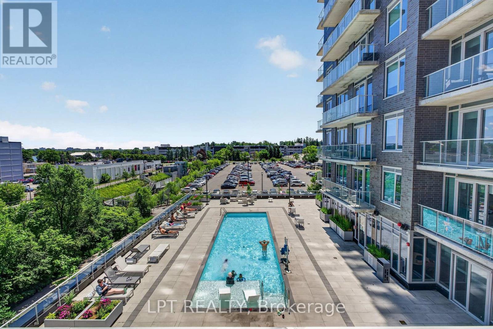 #307 111 CHAMPAGNE AVENUE S - 44