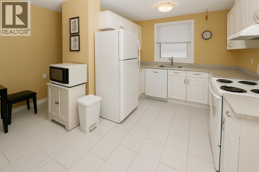 884 Rundlecairn Way NE - 4