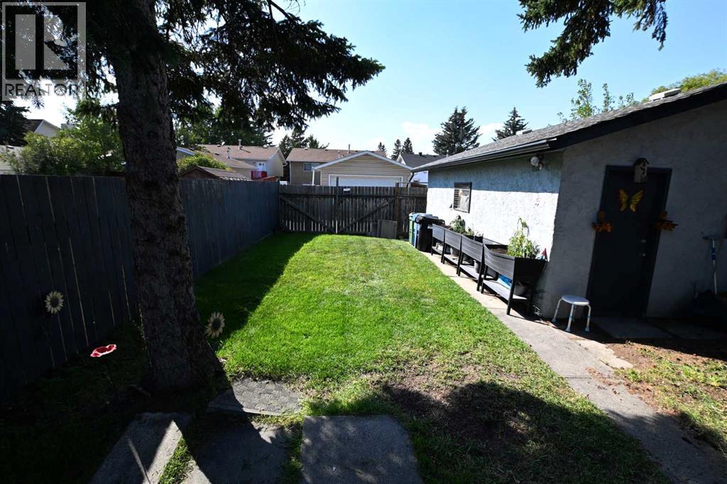 884 Rundlecairn Way NE - 25